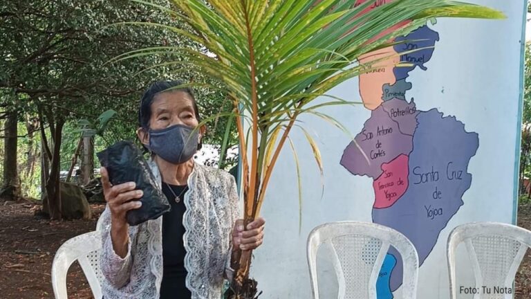 Homenajean a hondureña por crear jardín botánico en Santa Cruz de Yojoa